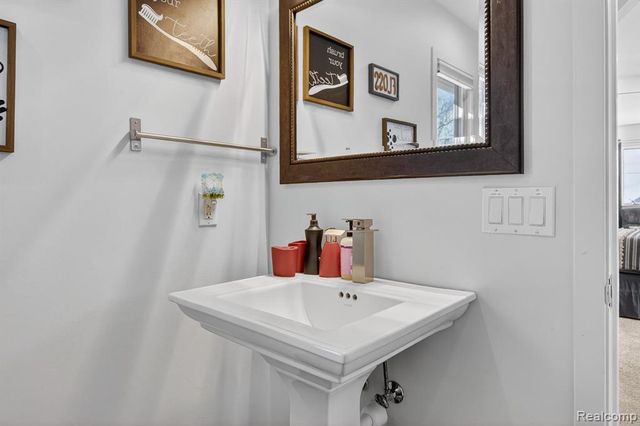 6780 Desmond Road, Waterford, MI 48329