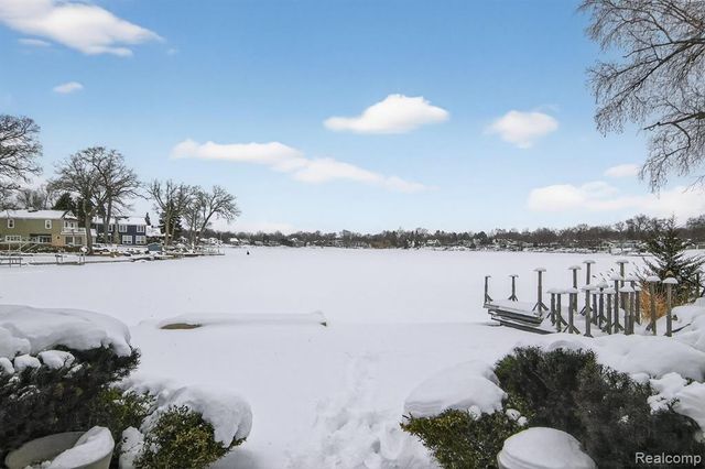 6780 Desmond Road, Waterford, MI 48329