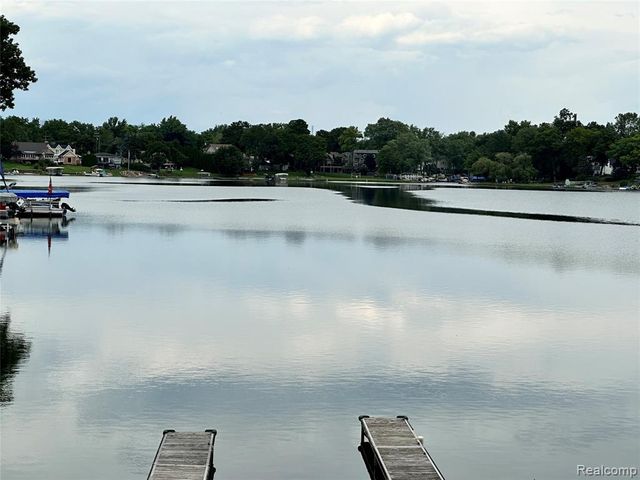 6780 Desmond Road, Waterford, MI 48329