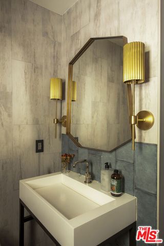 6970 La Presa Drive, Los Angeles, CA 90068