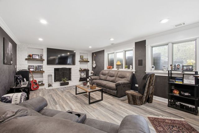 8040 Chippewa Trail, Tinley Park, IL 60477