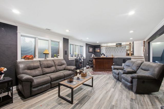 8040 Chippewa Trail, Tinley Park, IL 60477