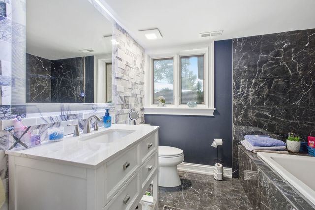 8040 Chippewa Trail, Tinley Park, IL 60477