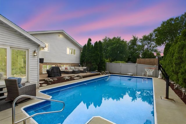 8040 Chippewa Trail, Tinley Park, IL 60477