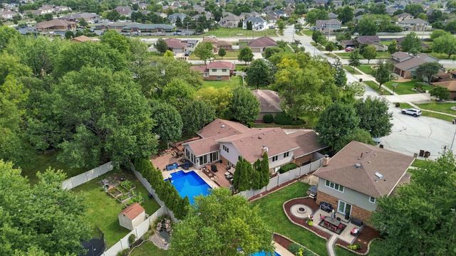 8040 Chippewa Trail, Tinley Park, IL 60477