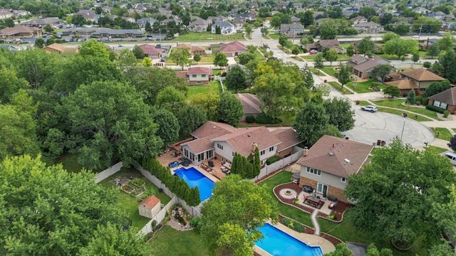 8040 Chippewa Trail, Tinley Park, IL 60477