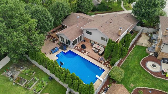 8040 Chippewa Trail, Tinley Park, IL 60477