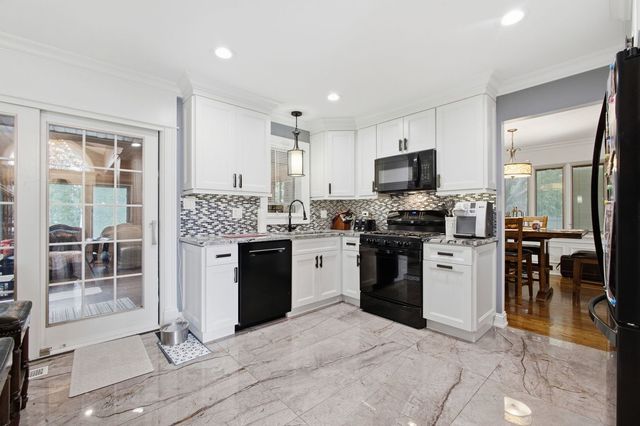 8040 Chippewa Trail, Tinley Park, IL 60477