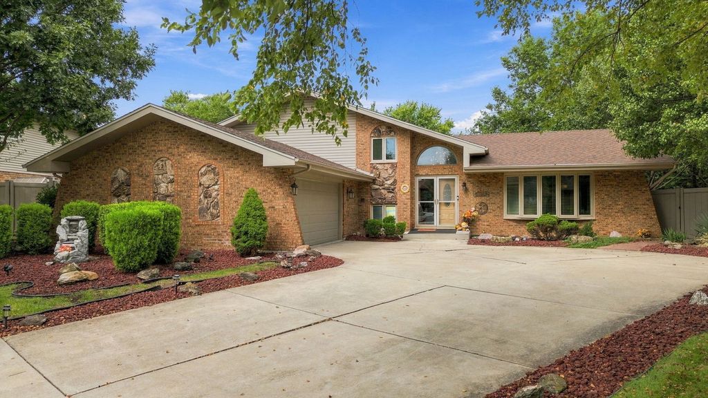 8040 Chippewa Trail, Tinley Park, IL 60477