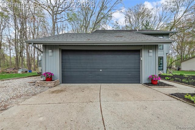 961 Cedar Oaks Trail, White Lake, MI 48386