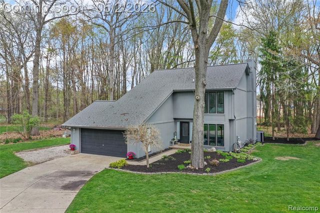 961 Cedar Oaks Trail, White Lake, MI 48386