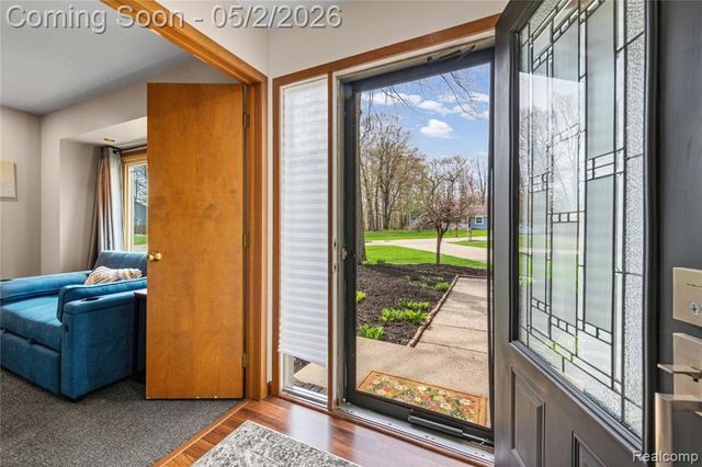 961 Cedar Oaks Trail, White Lake, MI 48386