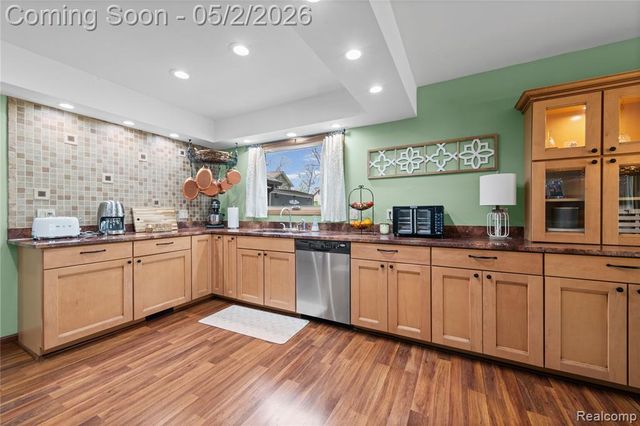 961 Cedar Oaks Trail, White Lake, MI 48386