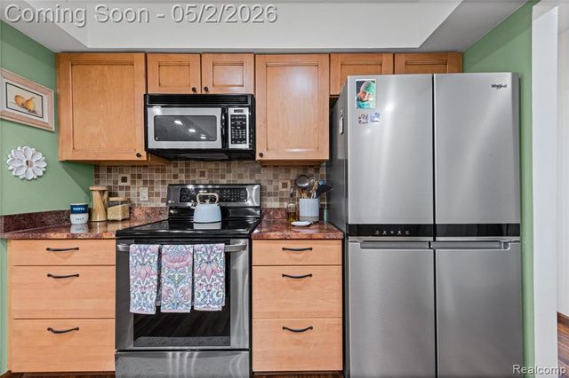 961 Cedar Oaks Trail, White Lake, MI 48386