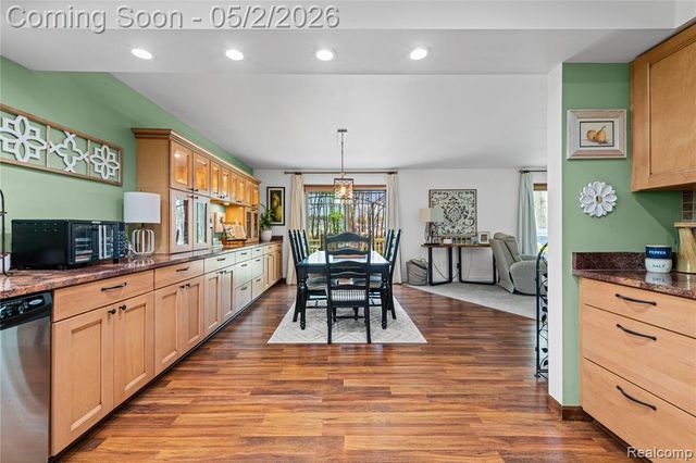 961 Cedar Oaks Trail, White Lake, MI 48386