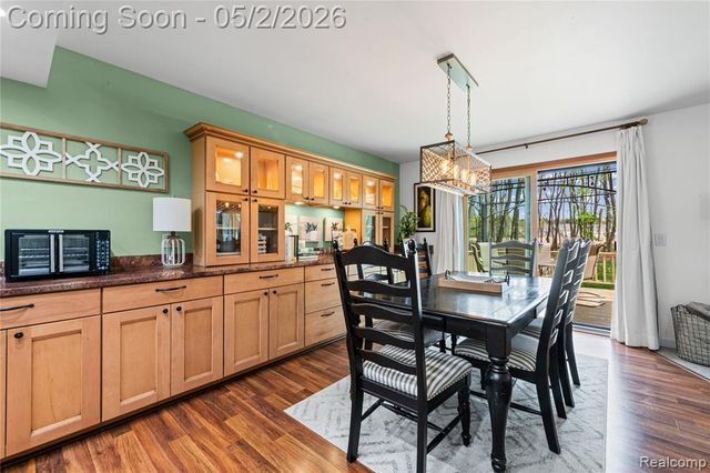 961 Cedar Oaks Trail, White Lake, MI 48386