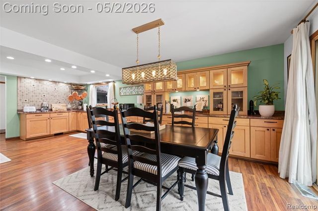 961 Cedar Oaks Trail, White Lake, MI 48386
