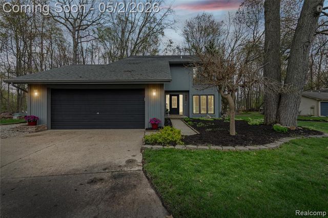 961 Cedar Oaks Trail, White Lake, MI 48386