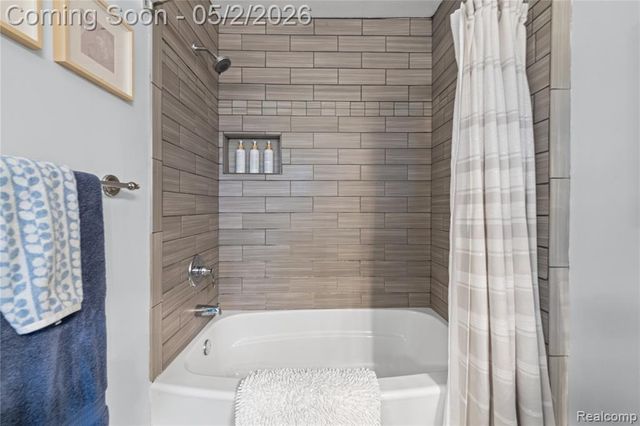 961 Cedar Oaks Trail, White Lake, MI 48386