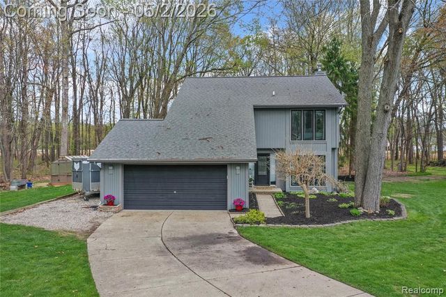 961 Cedar Oaks Trail, White Lake, MI 48386
