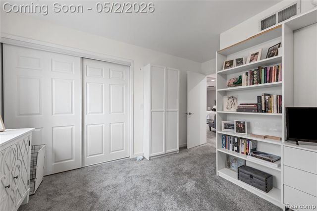 961 Cedar Oaks Trail, White Lake, MI 48386