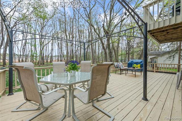961 Cedar Oaks Trail, White Lake, MI 48386