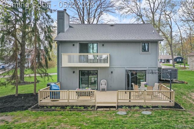 961 Cedar Oaks Trail, White Lake, MI 48386