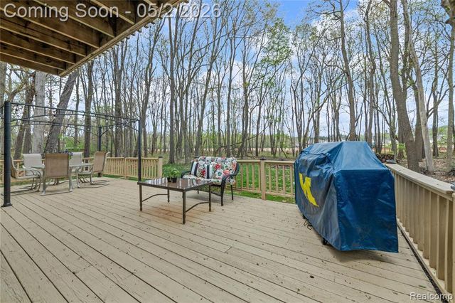 961 Cedar Oaks Trail, White Lake, MI 48386