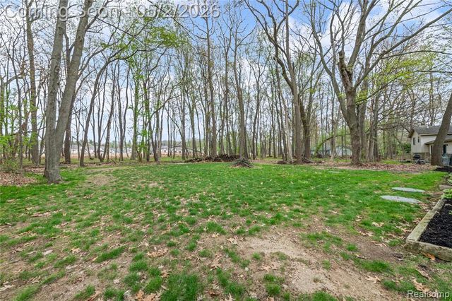961 Cedar Oaks Trail, White Lake, MI 48386