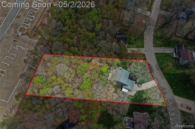 961 Cedar Oaks Trail, White Lake, MI 48386
