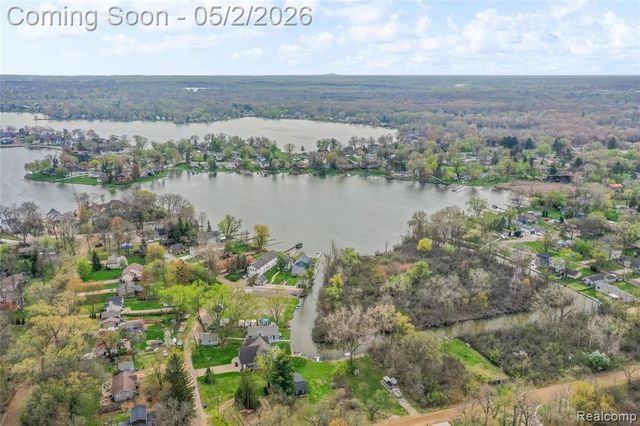 961 Cedar Oaks Trail, White Lake, MI 48386