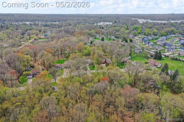 961 Cedar Oaks Trail, White Lake, MI 48386