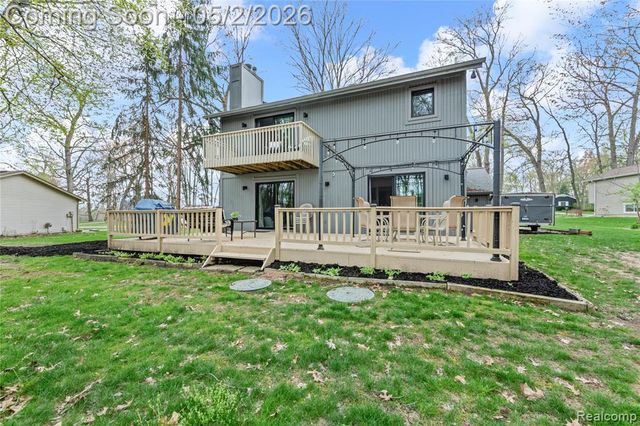 961 Cedar Oaks Trail, White Lake, MI 48386