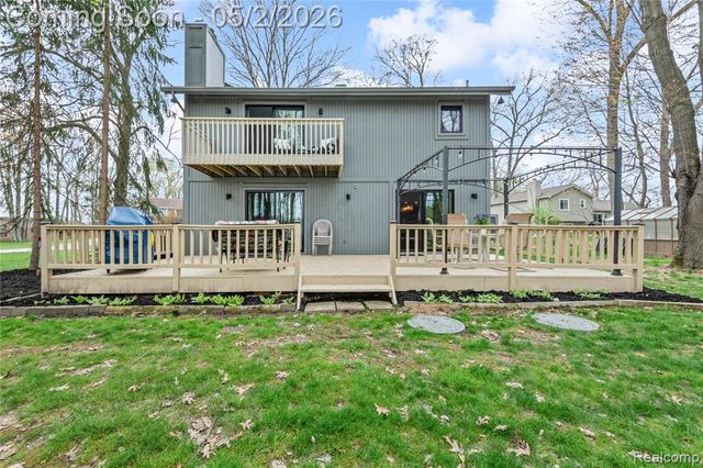 961 Cedar Oaks Trail, White Lake, MI 48386