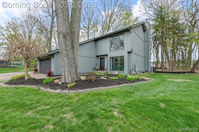 961 Cedar Oaks Trail, White Lake, MI 48386