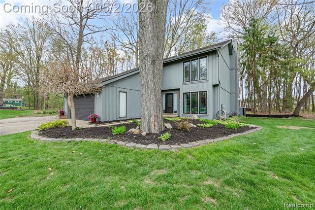 961 Cedar Oaks Trail, White Lake, MI 48386