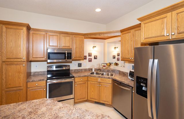 3325 W Prairiewood Drive S, Fargo, ND 58103