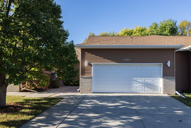 3325 W Prairiewood Drive S, Fargo, ND 58103