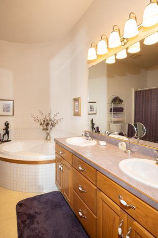 3325 W Prairiewood Drive S, Fargo, ND 58103