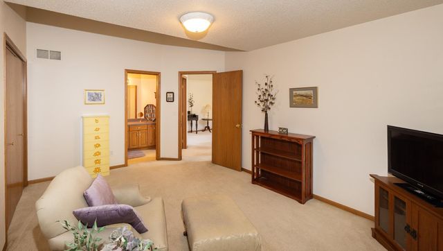 3325 W Prairiewood Drive S, Fargo, ND 58103