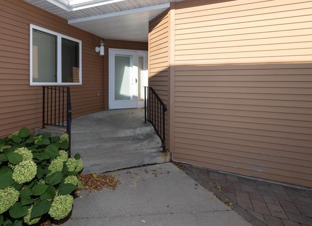 3325 W Prairiewood Drive S, Fargo, ND 58103