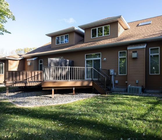 3325 W Prairiewood Drive S, Fargo, ND 58103