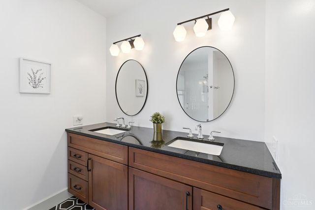 2806 Madison Road, Cincinnati, OH 45209