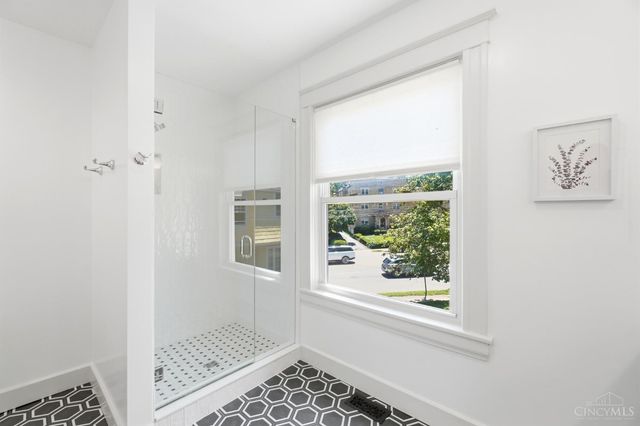 2806 Madison Road, Cincinnati, OH 45209