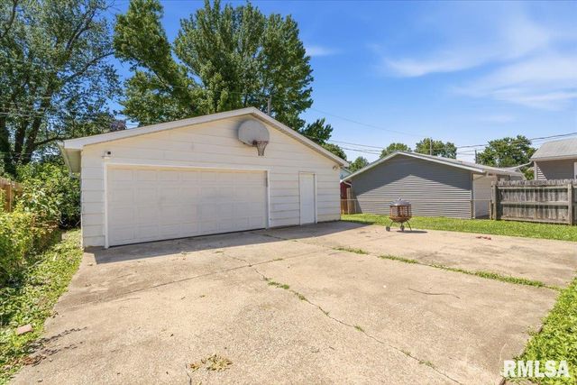 1757 FAIRMONT Drive, Springfield, IL 62702