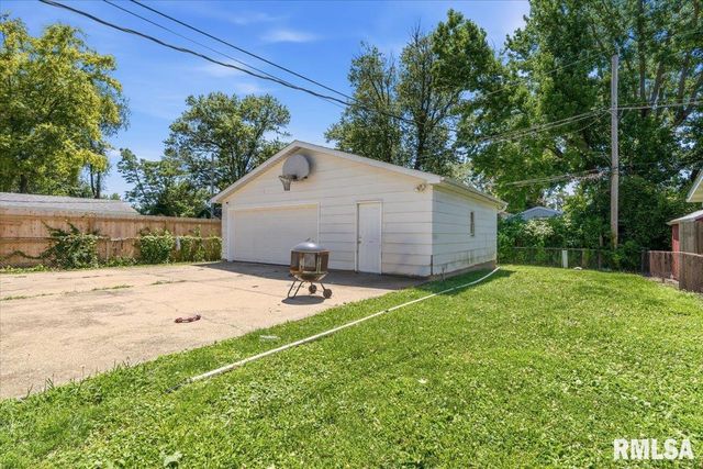 1757 FAIRMONT Drive, Springfield, IL 62702