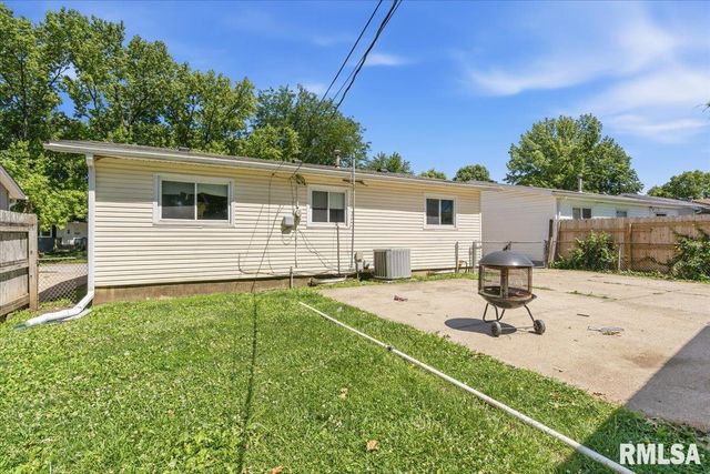 1757 FAIRMONT Drive, Springfield, IL 62702
