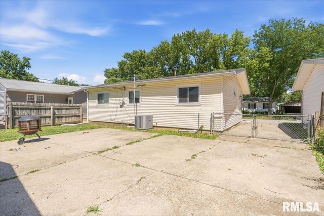 1757 FAIRMONT Drive, Springfield, IL 62702
