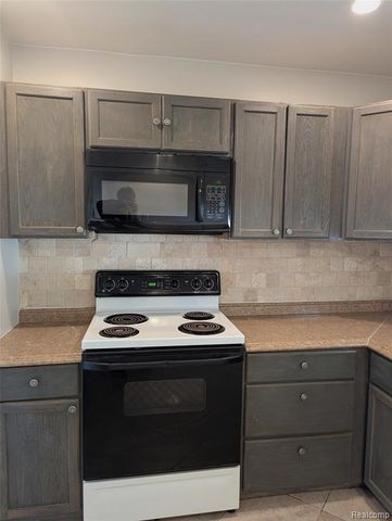 17647 Lenore, Detroit, MI 48219