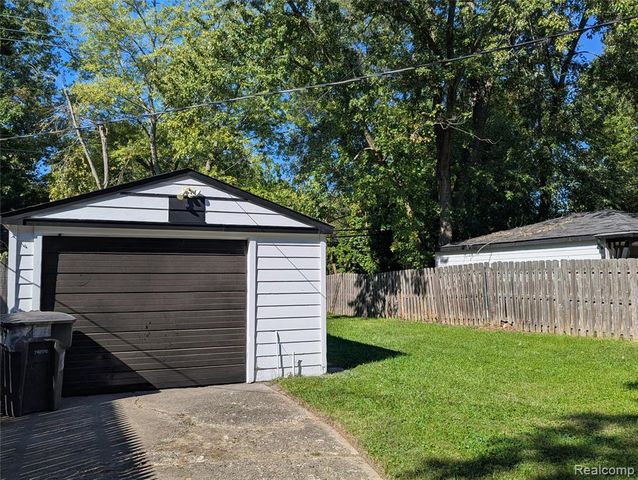 17647 Lenore, Detroit, MI 48219